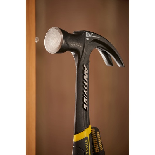 STANLEY FMHT1-51275 claw hammer, close-up view, black and yellow handle, ANTIVIBE branding.